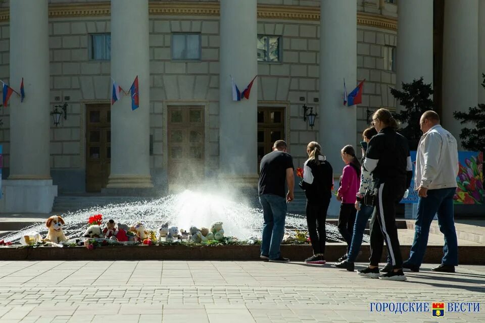 Траур челябинск. Волгоградской области скорбим. Ржевск Ставрополье скорбит. С 1 по 3 января 2014 в Волгоградской области траур. Траурная кампания память в Волгограде на каче.