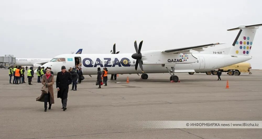 Казак АИР самолеты. Компания Qazaq Air. Bombardier Qazaq Air. Самолеты казак Эйр фото.