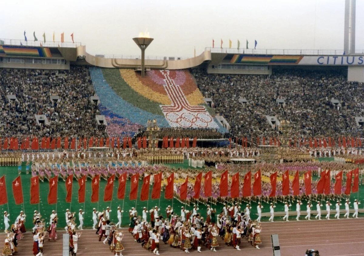 Российские спортсмены под флагом ссср. Стадион Лужники 1980. Стадион Лужники Москва 1980 года. Олимпийские игры в Москве 1980.