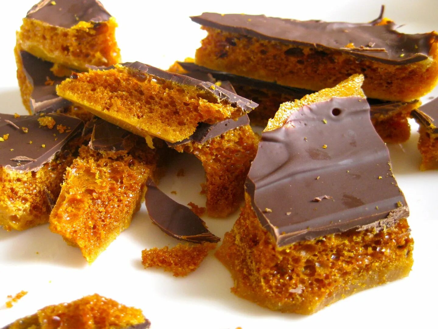 Конфеты с медом. Медовые конфеты. Сыроедческие конфеты. Конфеты медовый орешек. Медовая карамель конфеты.