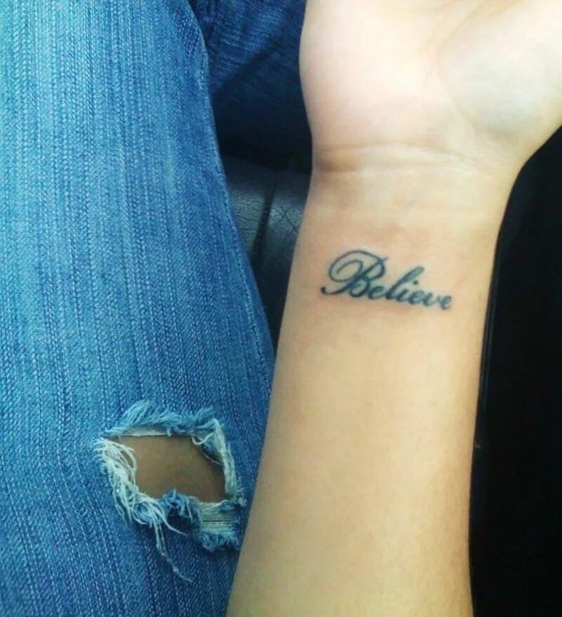 Тату браслет на руке с именем. Татуировки женские на руке. Красивые татуировки для девушек. Тату имя на руке. Татуировка имя на запястье.