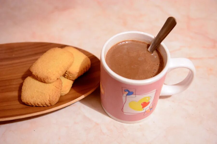 Рецепт печенье какао сгущенка. Домашнее какао. Какао детства. Какао на молоке. Какао молоко печеньки.