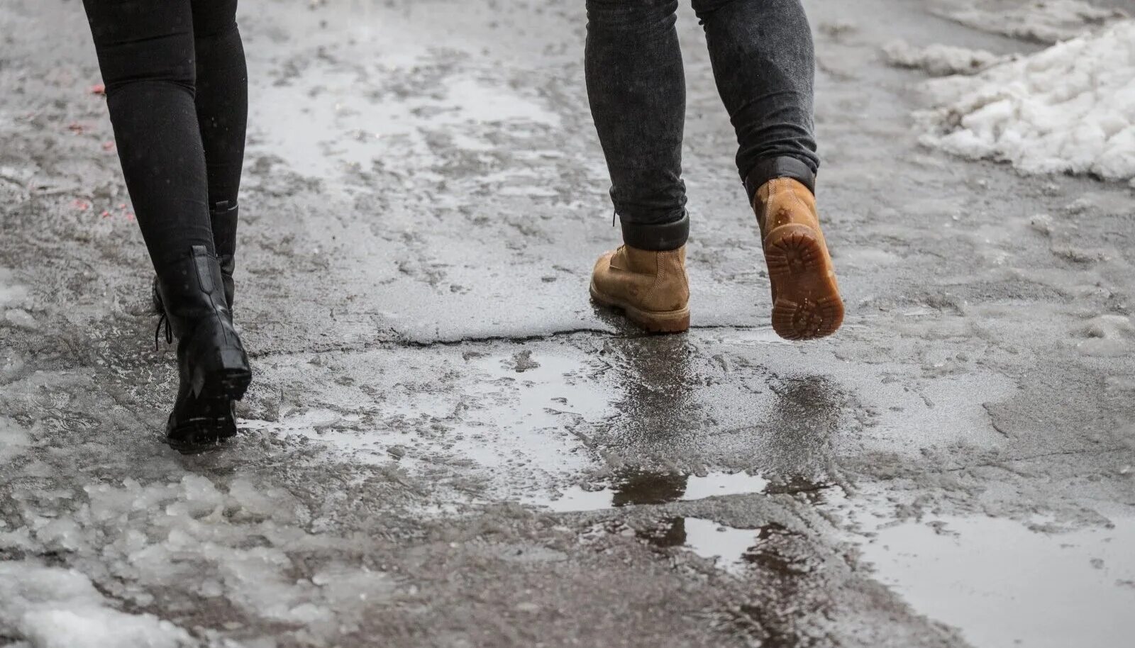 Осень дождь грязь. Резиновые сапоги в луже. Осенняя дождливая погода. Туфли в луже. Идти в слякоть и дождь.