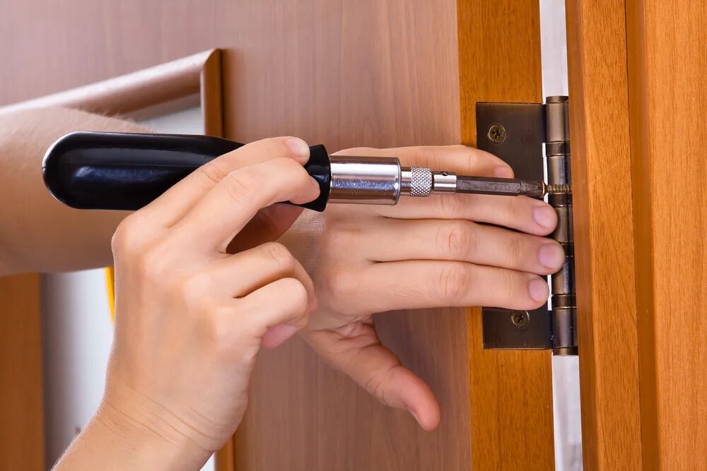 Дверь срывается с петель. Отвертка в двери. снятие двери с петель. дверь сорвана с петель. отвертка дверного замка.