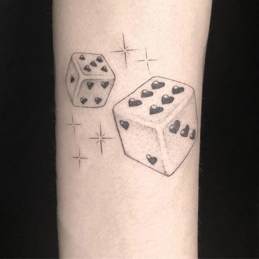 Что значат игральные кости. Тату игральные кости маленькие. Игральные кости тату эскиз. Что значат игральные кости. Что значат игральные кости.