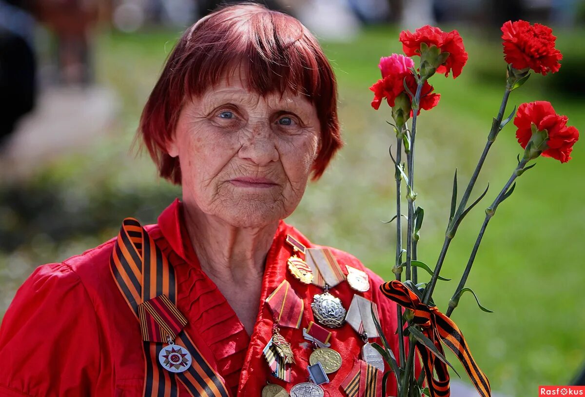 Девушка 8 мая. Девушка 8 мая. Женщина с мимозой на улице. Девушка 8 мая. Девушка 8 мая.