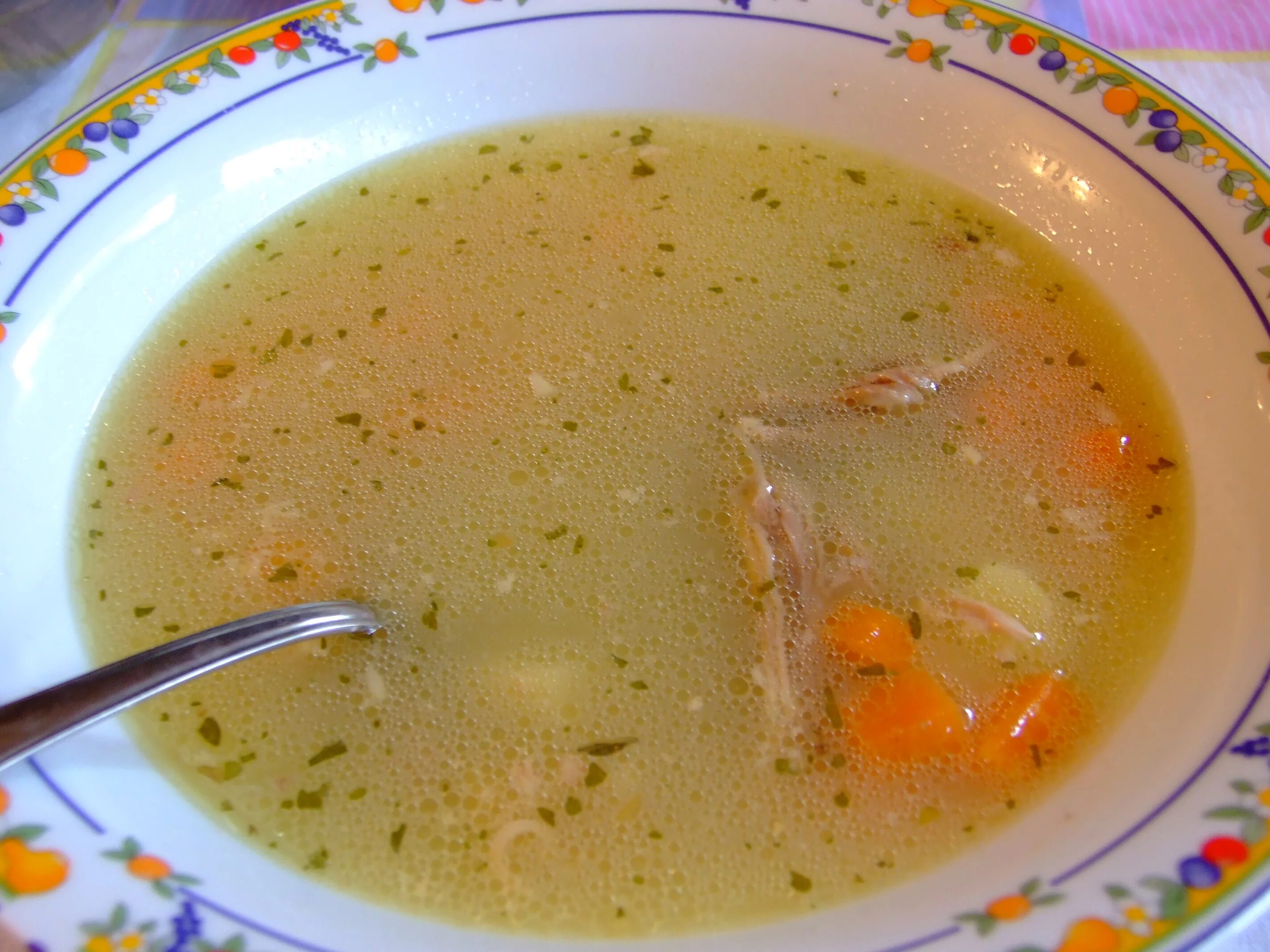 Суп в домашних условиях из курицы. Суп из школьной столовой. Тарелка супа. Суп для детей в детском саду. Суп на столе.
