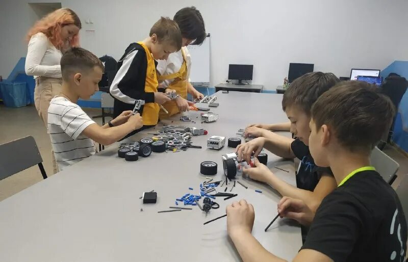 реклама кружка по робототехнике. на кружок робототехники пришли. робототехника кружок для взрослых. реклама кружка робототехники. на кружок робототехники пришли.