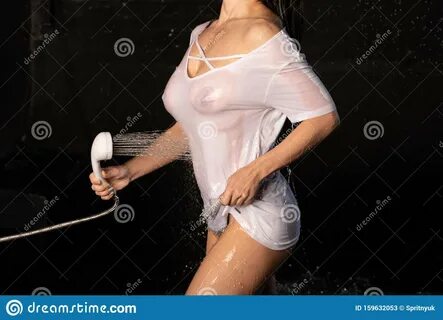 Эксперимент с девушкой в мокрой и сухой футболке