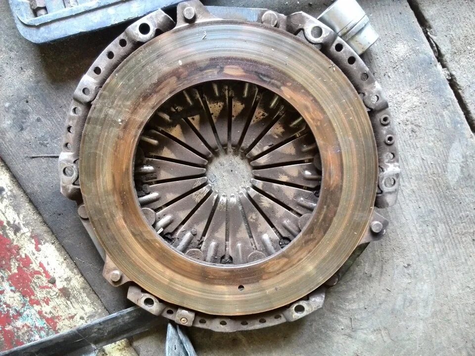 1071-00 корзина сцепления largus. 8t фото. Маховик корзина диск сцепления. Как должно выглядеть корзина с диском на двигателе. Маховик корзина диск сцепления.