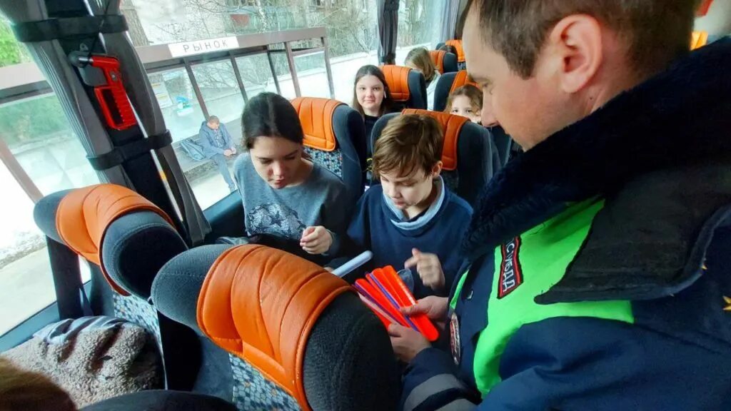 Высадка из автобуса. Общественный транспорт для детей. Форма кондуктора в автобусах. Автобус для детей. Автобус перед.