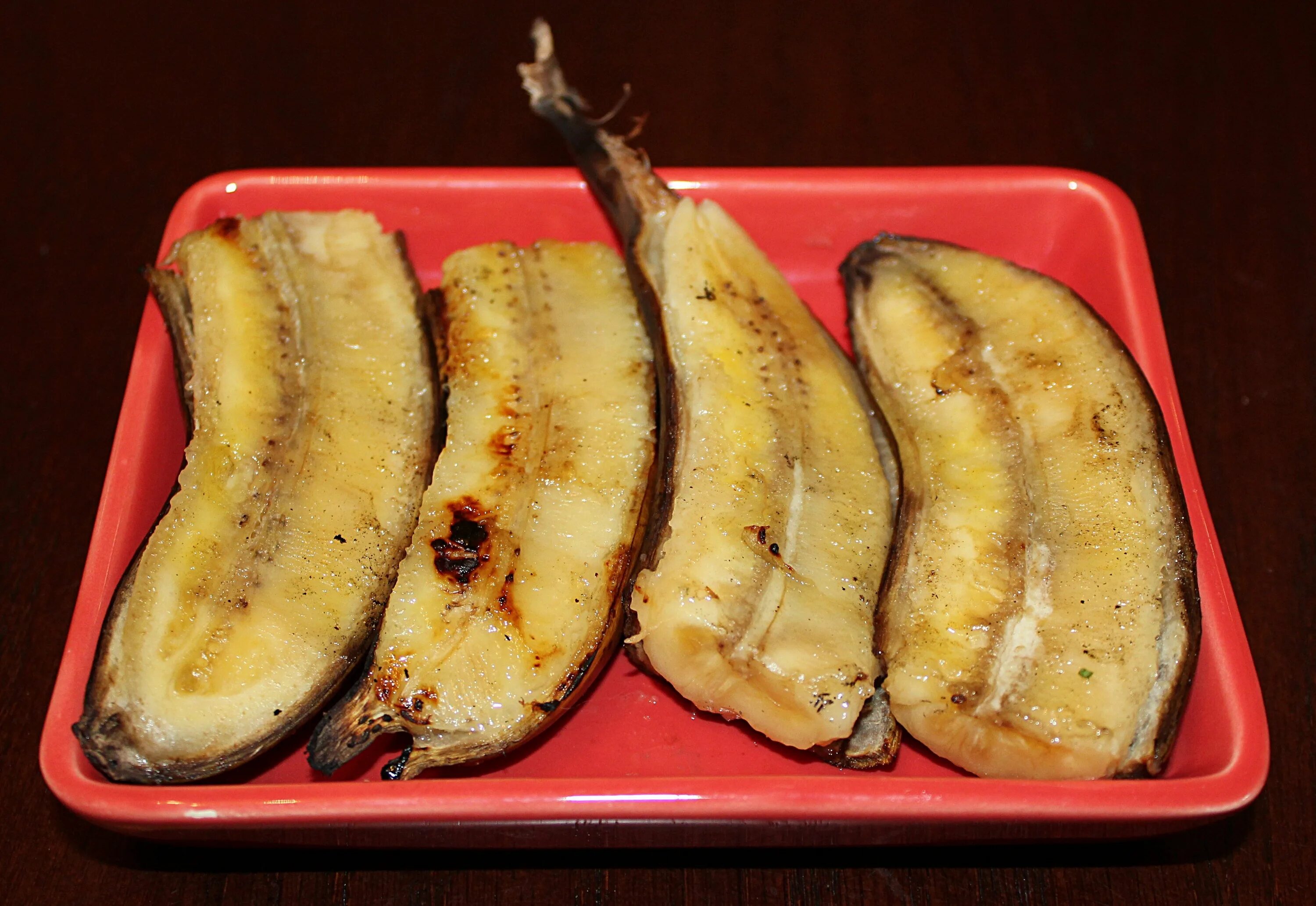 Бананы в духовке в кожуре. Жареные бананы. Запеченный банан в кожуре.