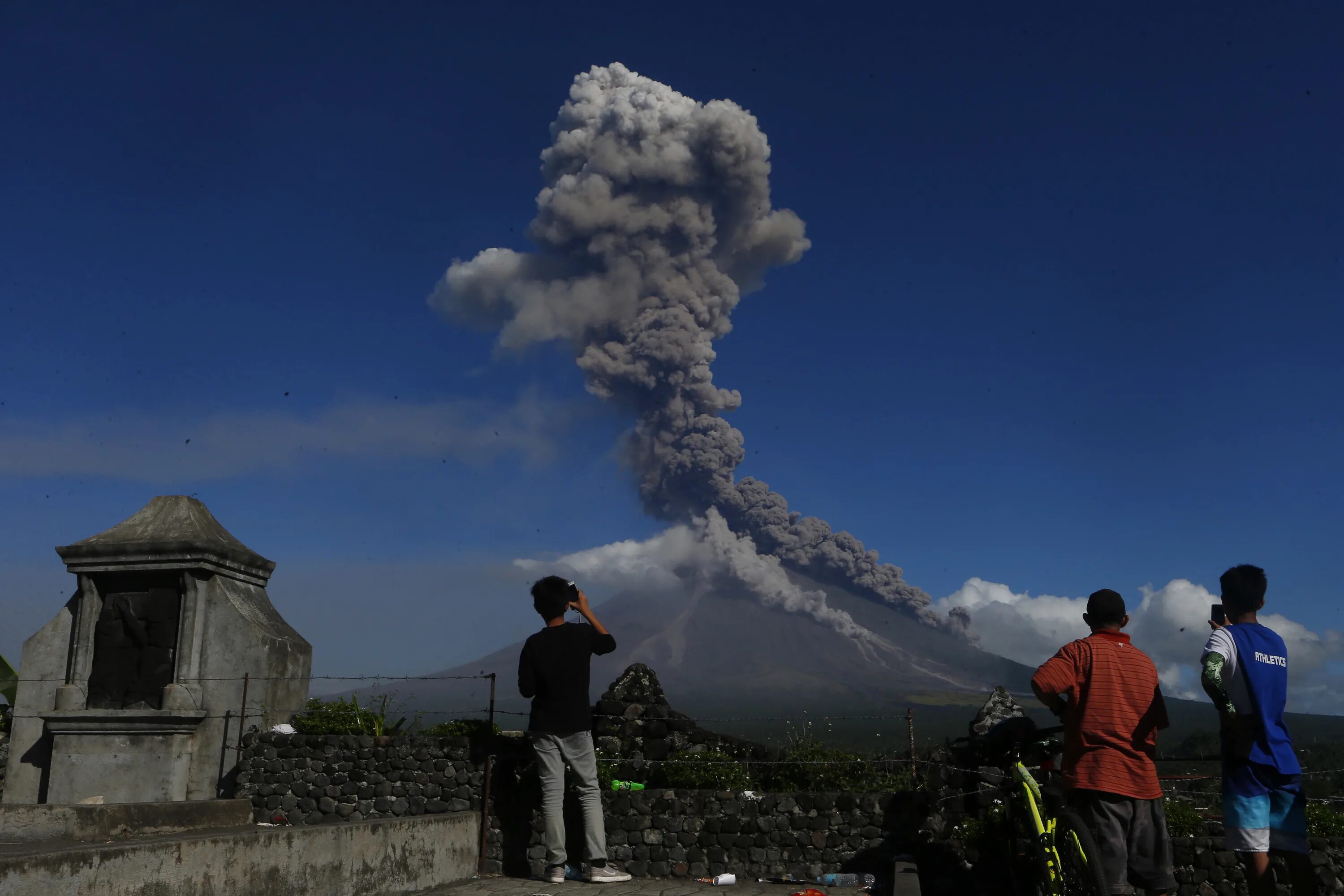 Угроза извержения. Вулкан Майон Филиппины. Извержение вулкана вулкан Майон Филиппины. Вулкан Банахао, Филиппины. Извержение Онтакэ.