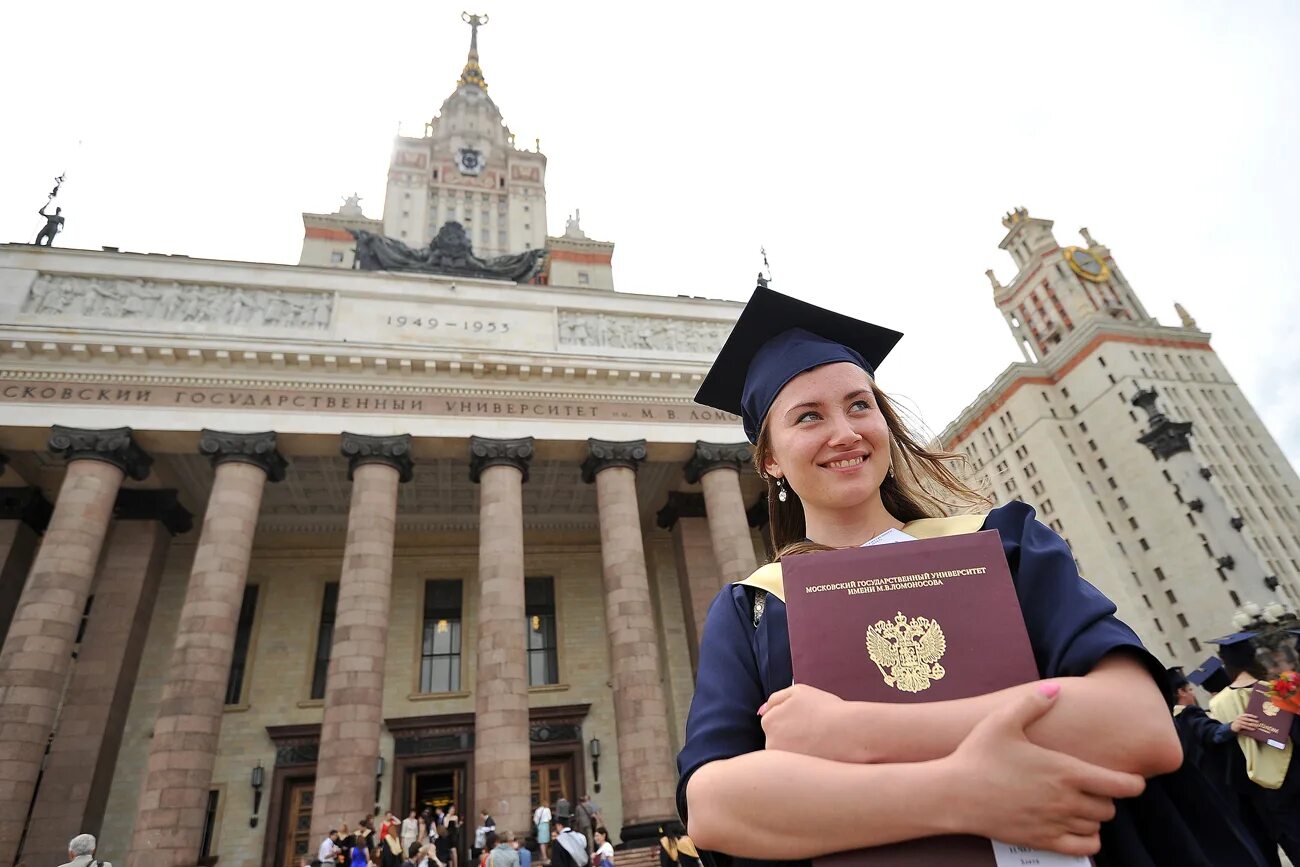 Учеба в другой стране. МГУ университет выпускники. Магистры университета МГУ Москва. МГУ студенты. Университет МГУ студенты.