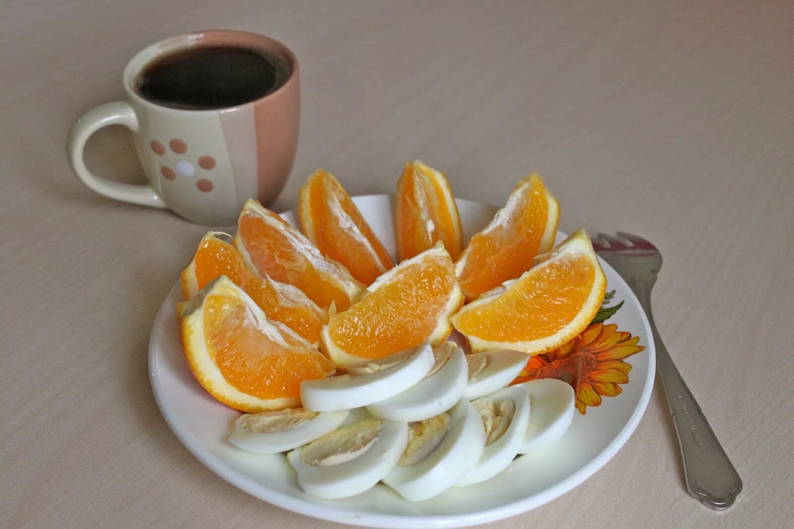 Тарелка "апельсин". Апельсиновое яйцо. Завтрак апельсин и яйцо. Вареное яйцо апельсин. Апельсин на завтрак