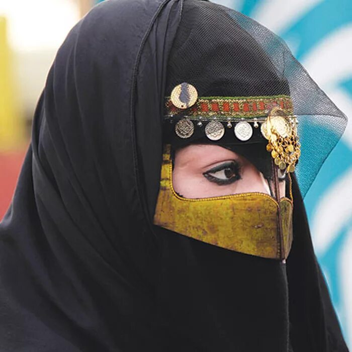 Под паранджой. Пакистан паранджа. Арабские женщины в парандже. Металлическая паранджа. Девушка в парандже.