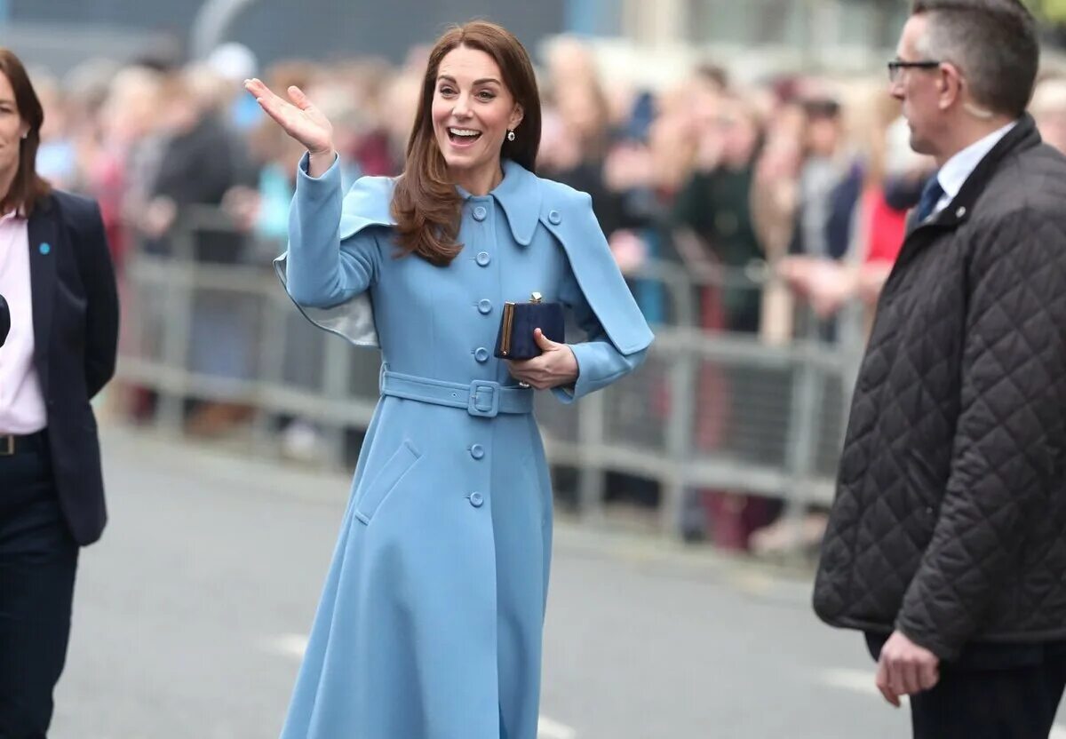 Безупречный стиль. Кейт Миддлтон 2019. Kate Middleton Fashion. Kate Mulberry. Кейт Миддлтон в голубом платье на скачках.