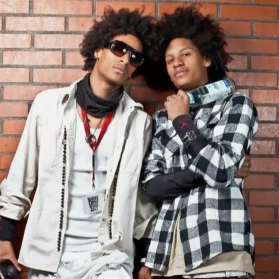 Лес твинс. Les twins logo. Les twins танцуют. Fender twin reverb нирвана. Тм близнецы.