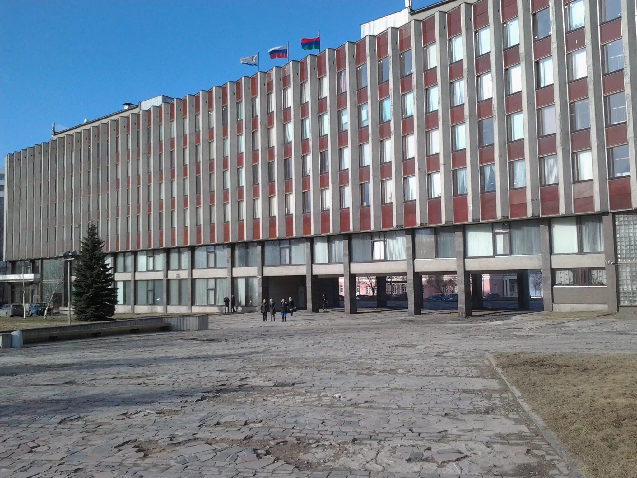 Сайт мэрии петрозаводска. Прионежская 12 петрозаводск. Высота здания мэрии петрозаводска. Муниципалитет города петрозаводск. Мэрия петрозаводска флаги.