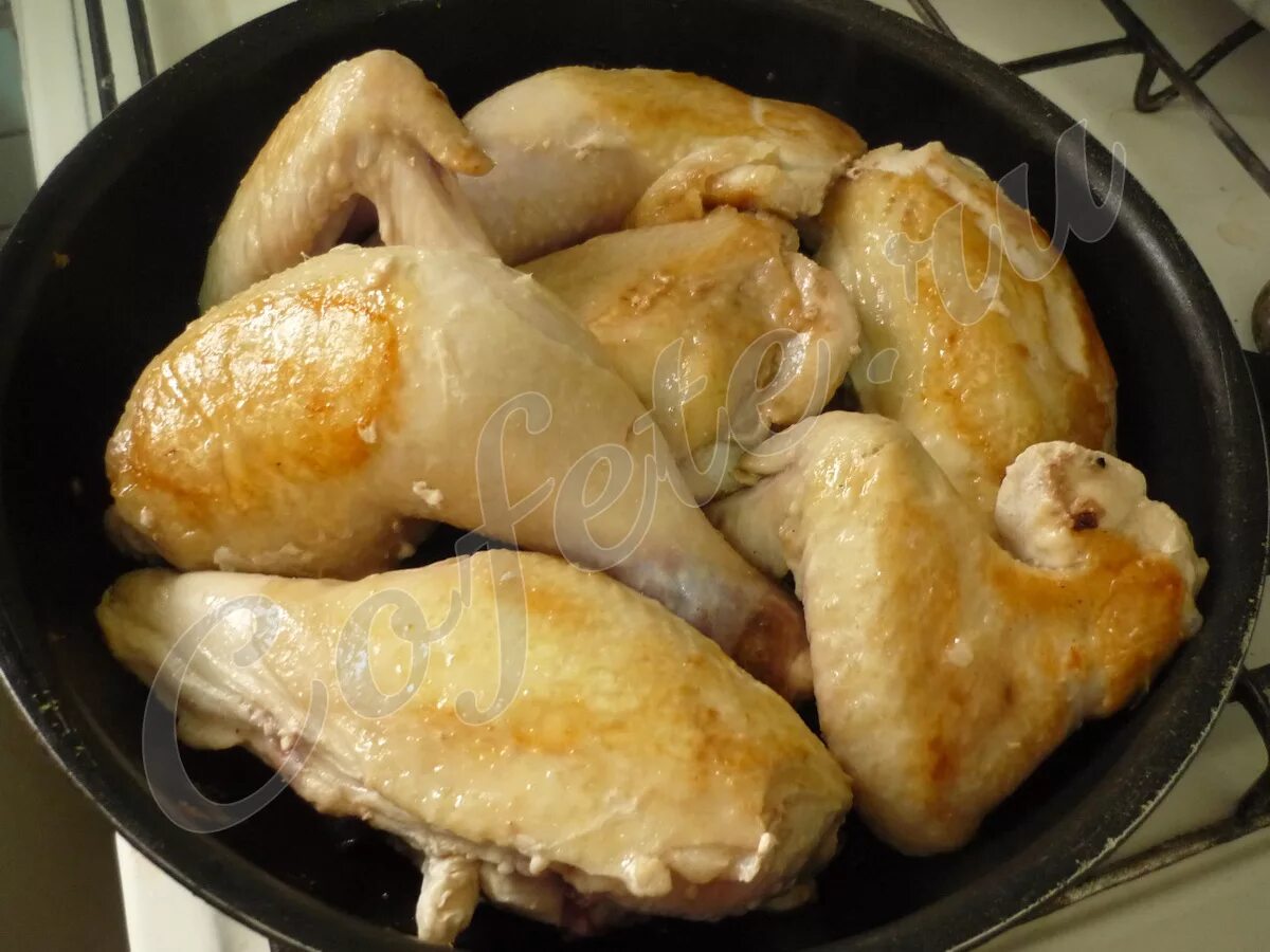 рыба с молоком на сковороде. филе в молоке на сковороде. рыба припущенная в молоке. отваренная в молоке рыба. куриное филе в сливочном соусе.