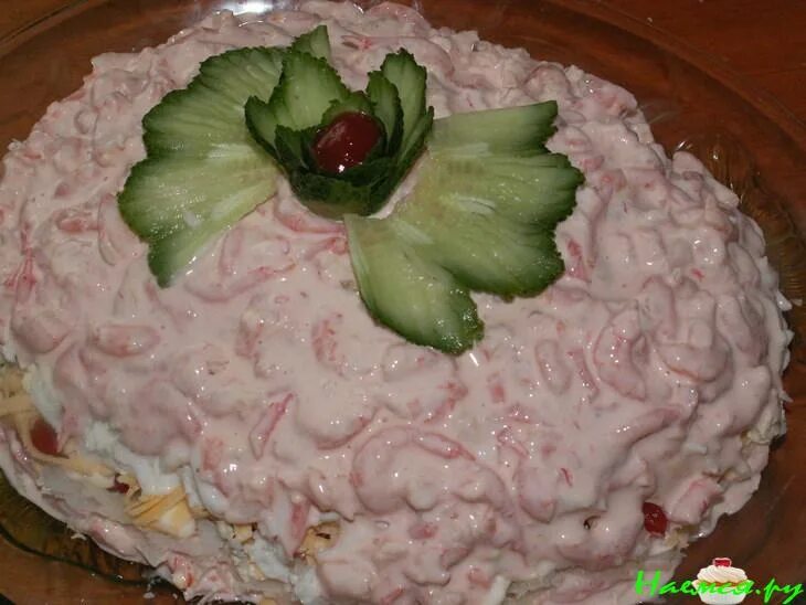 Салат розовый фламинго. Салат розовый фламинго с креветками. салат фламинго с креветками. салат из морепродуктов фламинго.