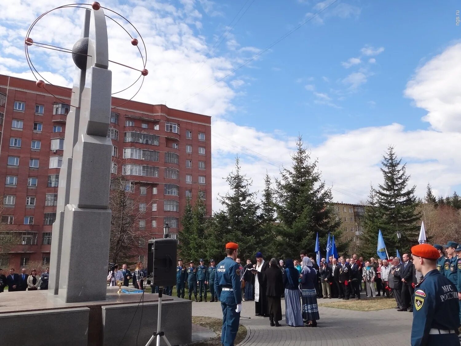 Памятник атому в новосибирске. Монумент покорителям атома новосибирск. Сквер покорителей атома в новосибирске. Монумент покорителям атома новосибирск. Памятник атому в новосибирске.