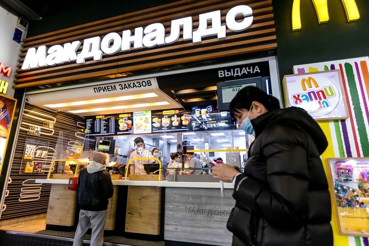 Mcdonald's russia. Макдоналдс в России. Макдак в России. Новый макдональдс в России. Кафе макдональдс Москва.