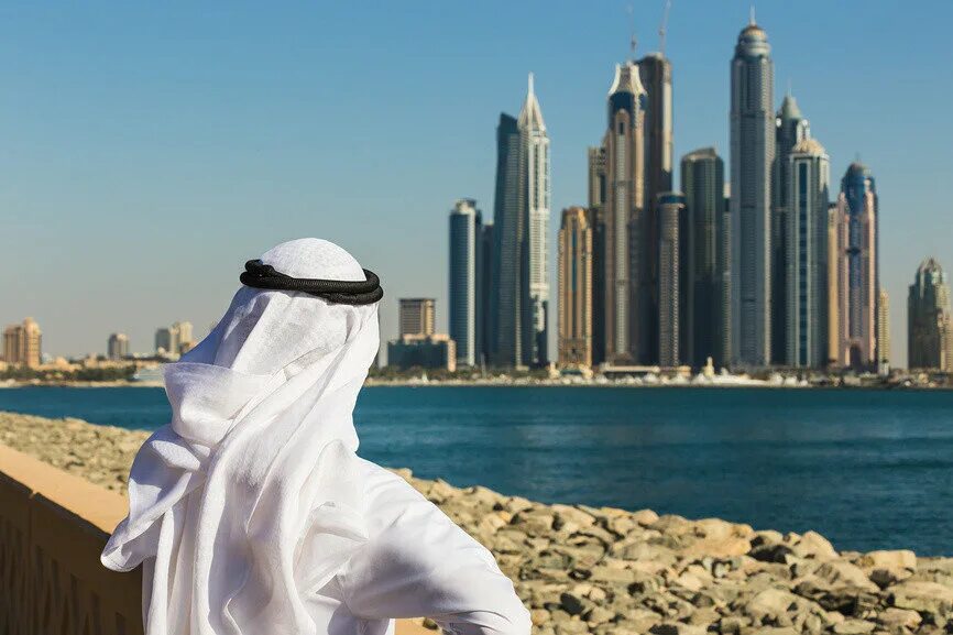 Оаэ закрывает счета. Арабки Дубая. ОАЭ стильные фото. Шапки в Эмиратах. ОАЭ ассоциации.