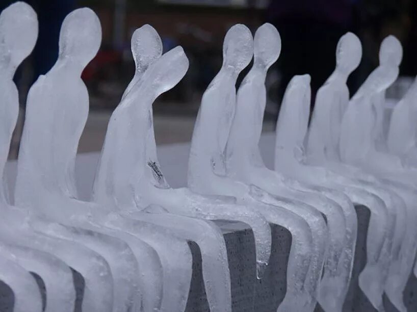 Человек растаял. Неле Азеведо. Ледяные статуи nele Azevedo. Ледяные фигурки Неле Азеведо. Неле Азеведо тающие люди.