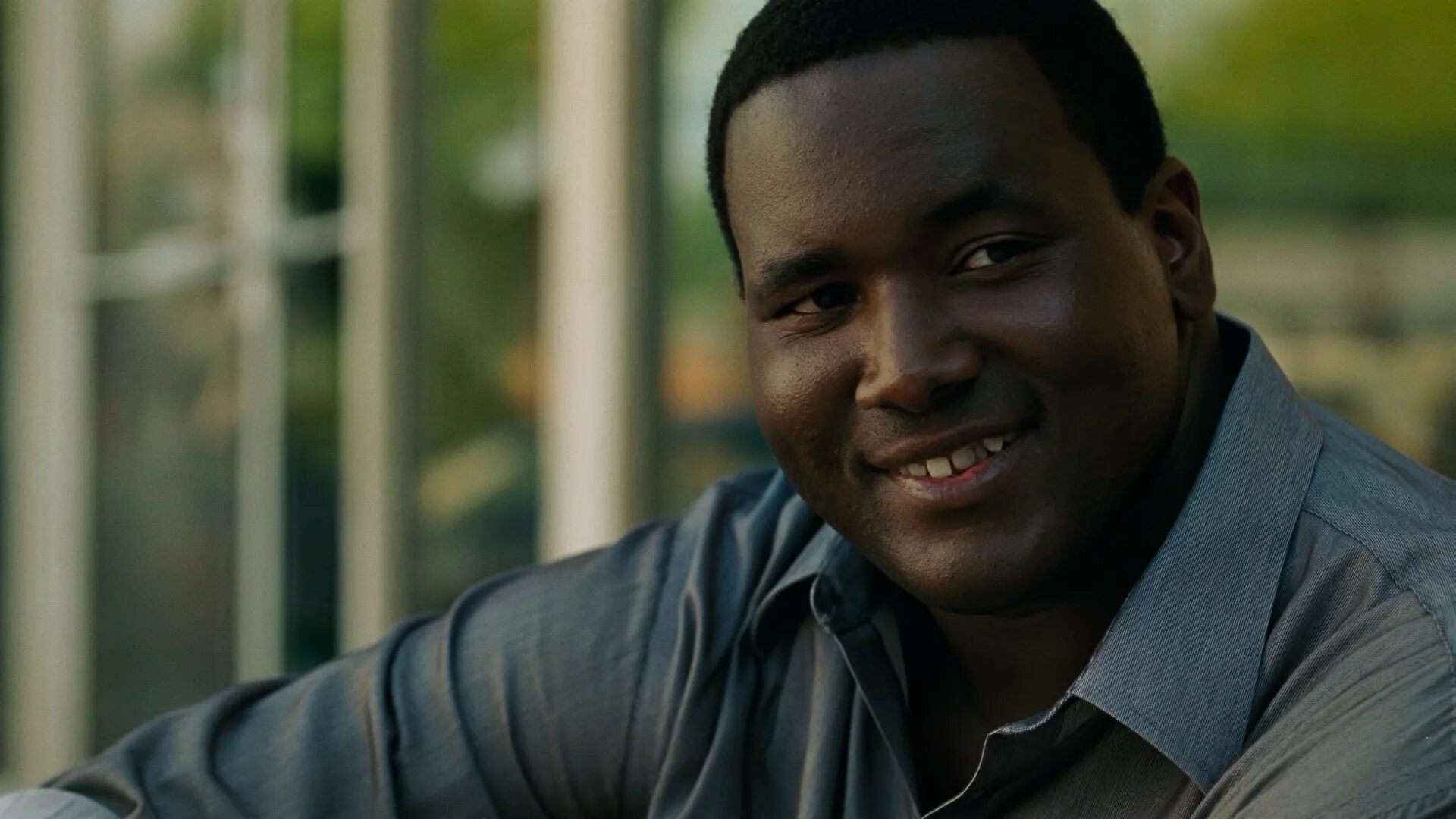 сандра баллок невидимая сторона. слепая сторона фильм. невидимая сторона фильм 2009. фильм про черного мальчика в школе. большой основан на реальных событиях.