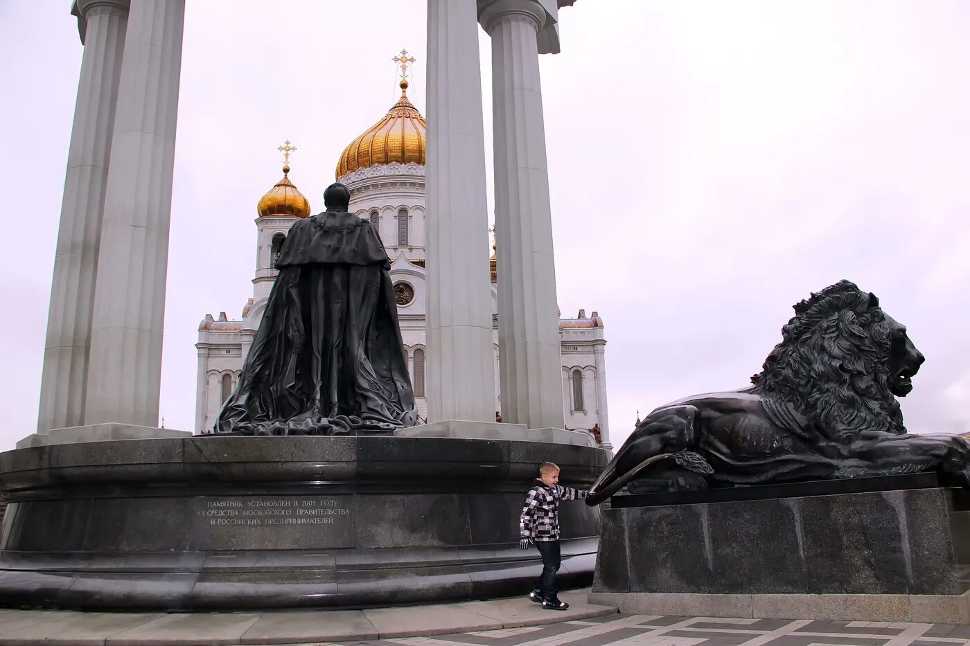 Храм Христа Спасителя храм памятник. Памятник у храма Христа Спасителя в Москве. Памятник Александру 2 у храма Христа Спасителя. Храм Христа Спасителя в Москве памятник Александру. Памятник александру второй