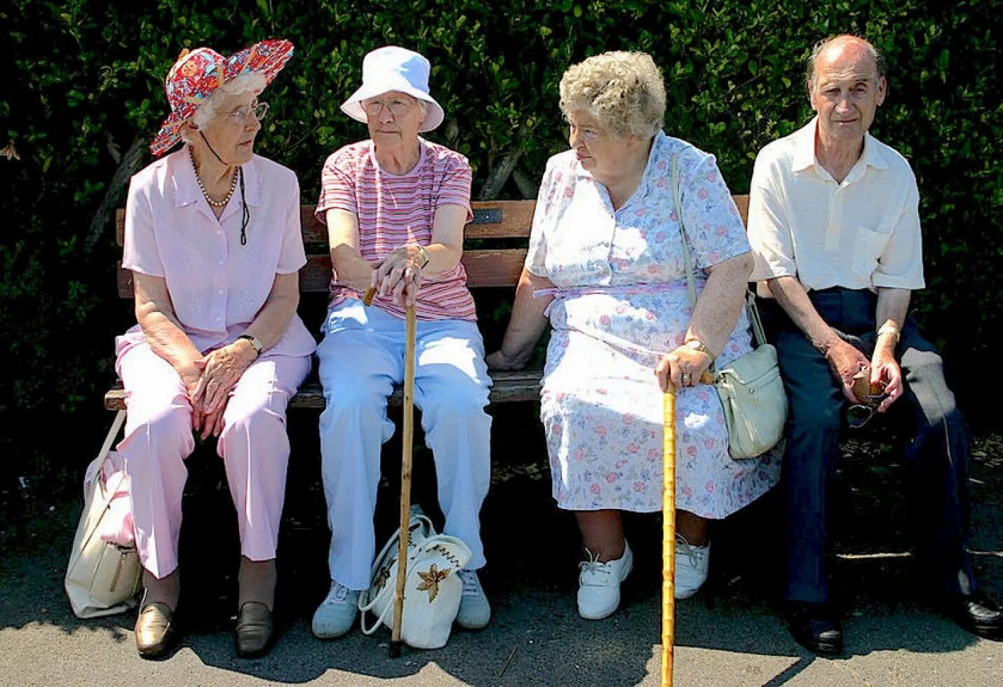 Самое пожилое население. Пенсионеры. Старики на пенсии. Европейские пенсионеры. Человек на пенсии.