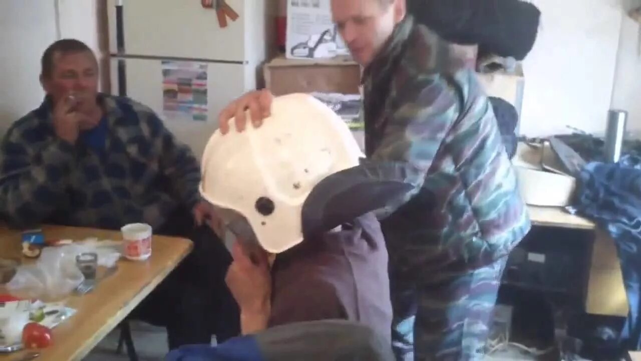 Бьют по каске. Кувалдой по каске. по шлему кувалдой. удар по каске. кувалдой по голове прикол.