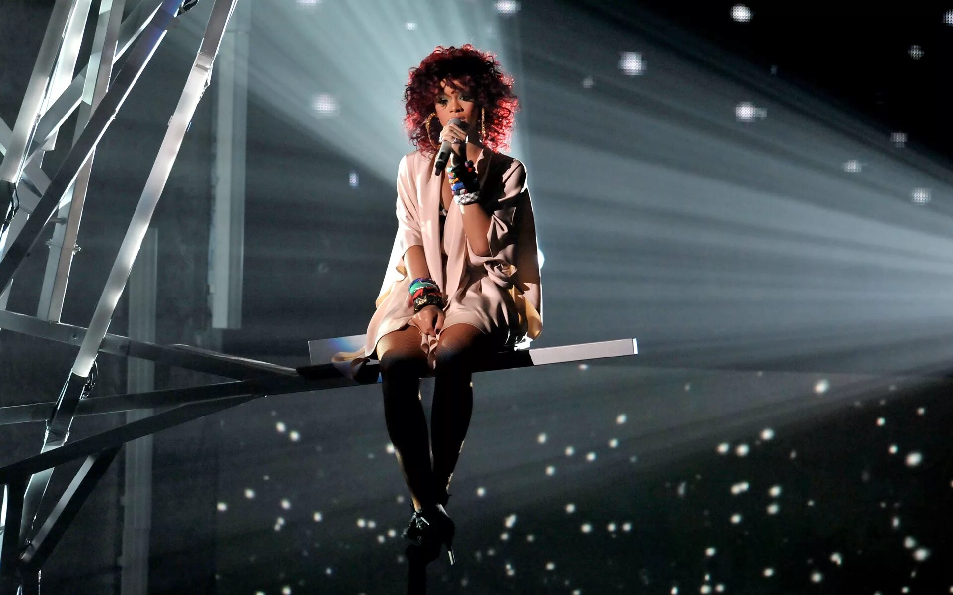 Песни 1024. Рианна поет. Rihanna Concert. Рианна на сцене. Rihanna Singer.