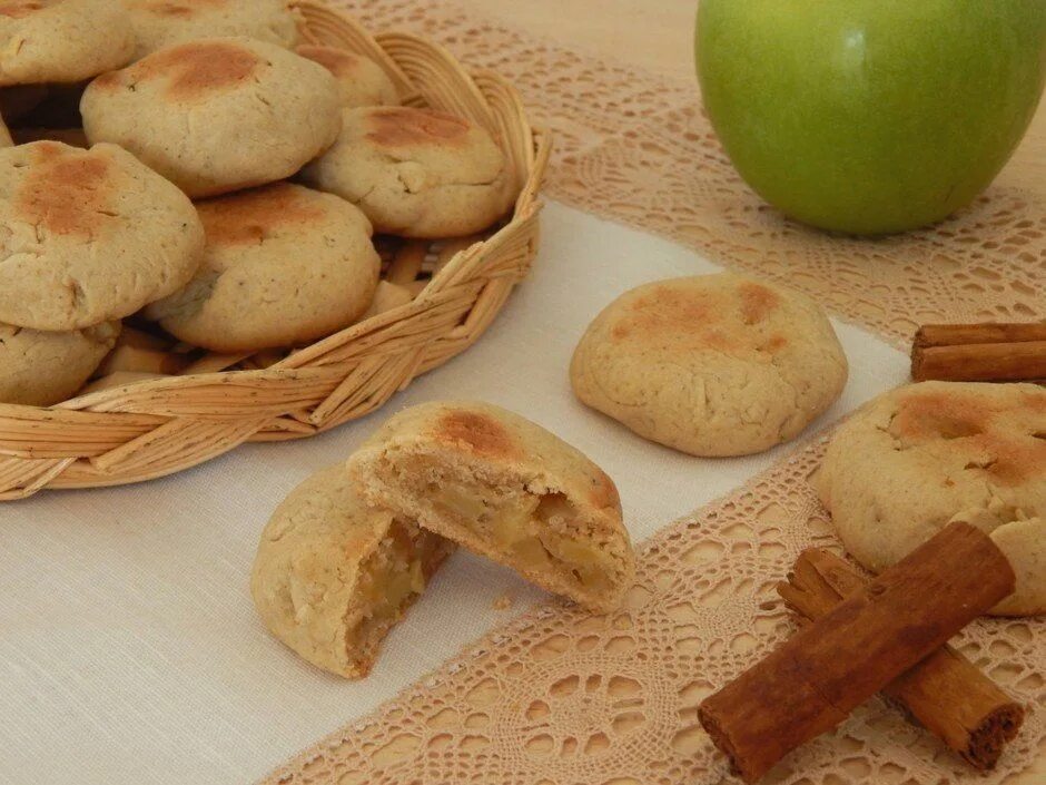 Печенье сахар яблоки. Печенье с яблоком и корицей. Творожное печенье с яблоками и корицей. Печенье с корицей. Песочное печенье с яблоками и корицей.
