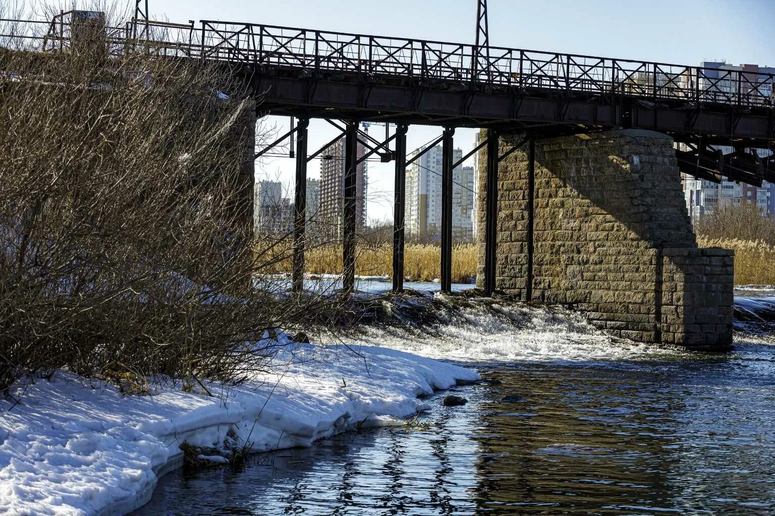 Плотина. Паводок. Лед на реке. Наводнение в Челябинской области.
