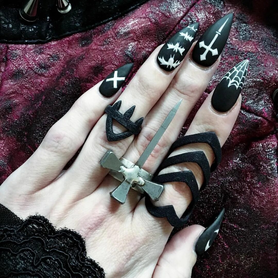 Необычный черный маникюр. Ногти в готическом стиле. Готический маникюр на коротких ногтях. Ногти в готическом стиле. Ногти в стиле готика.