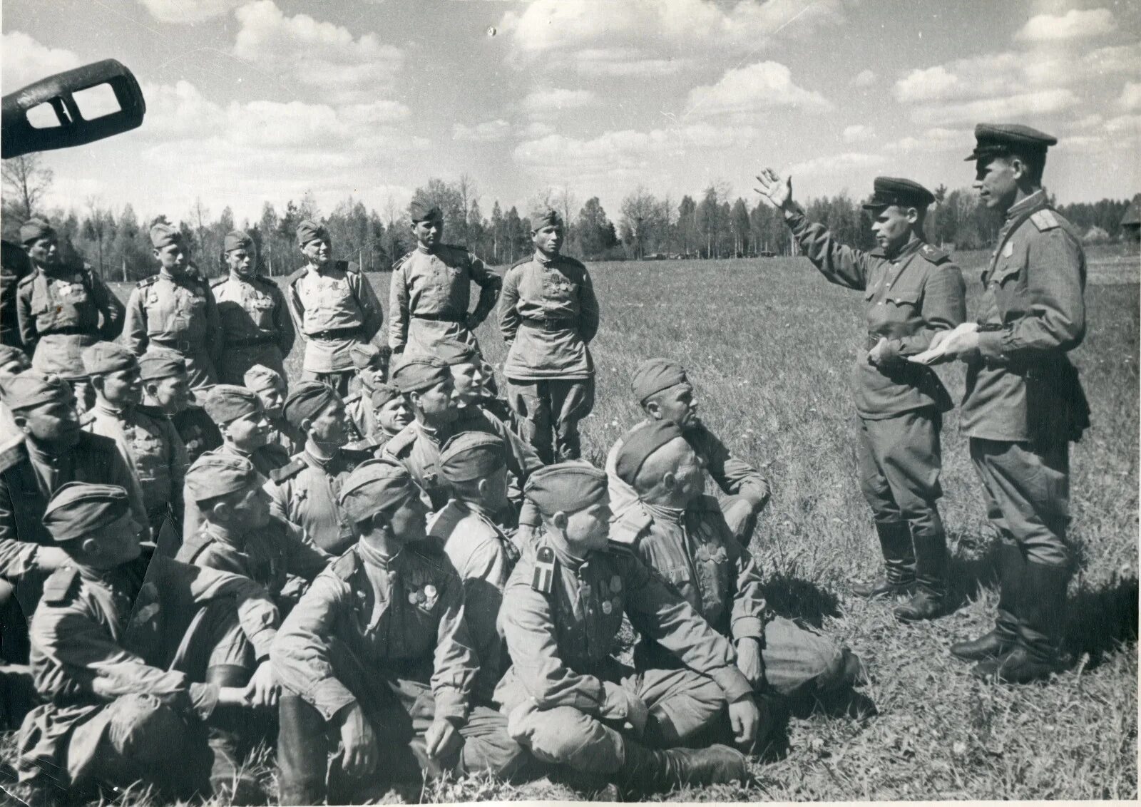 Красная армия 1944. Солдаты РККА 1944. Строй солдат РККА. Командир на войне. Политработники на фронте.