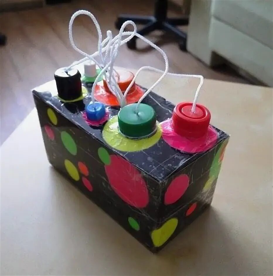 Мягкий кубик развивающий для малышей. Развивающая коробочка. Развивающие игрушки для мальчика своими руками. Развивающий кубик для детей. Развивашки из картона.