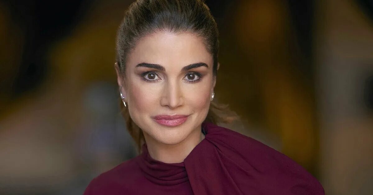 Rania de Jordania y la sobrecamisa de Zara perfecta