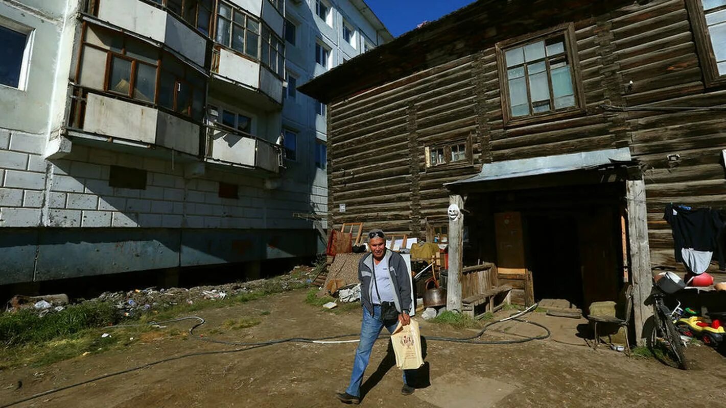 Ветхое жилье прописаны. Переселение из ветхого жилья. расселение людей из аварийного жилья. опека аварийное жилье. картинка компенсацию за аварийное жилье..