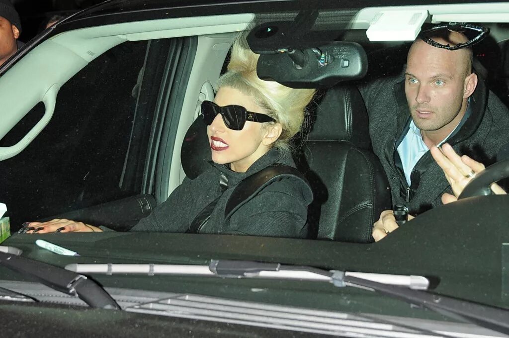 охранник леди гаги. леди гага наряд из мяса. охранник леди гаги. охранник lady gaga. телохранитель леди гаги ван дер ван.