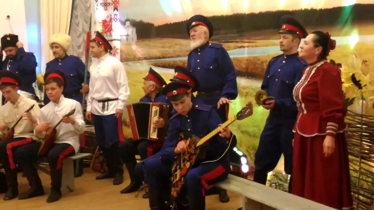 Песня узенький проулочек ребята идут. Узенький проулочек московский казачий хор. Песня узенький проулочек марусенька. Марусенька ноты. Песня узенький проулочек ребята идут.