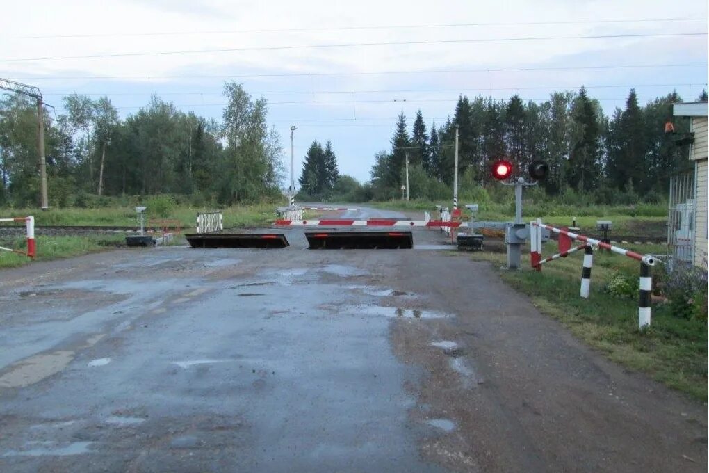 Переехать в киров. Железнодорожный переезд. Ж/Д переезд. ЖД переезд. Регулируемый Железнодорожный переезд.