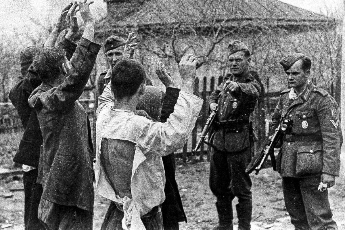 Военные преступления немцев 1941. Солдаты вермахта 1941 год расстреливают красноармейцев. Зверства немцев Великой Отечественной. Казнь Партизан ВОВ 1941-1945.