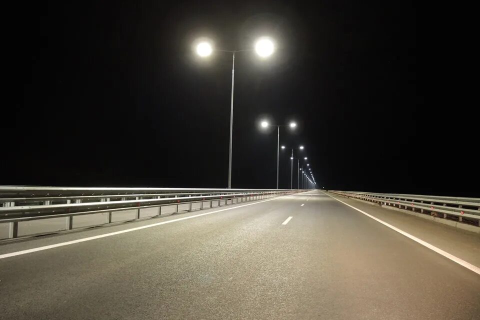 Включи свет дорога. М11 ночью освещение. Трасса м11. Трасса м11 ночью. Линии освещения автомобильных дорог.