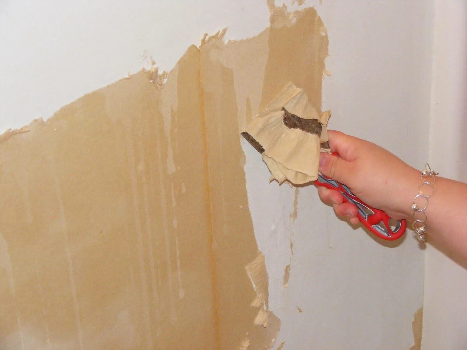 Как отмыть штукатурку. Подготовка стен под обои. Снятие штукатурки со стен. Зачистка стен от обоев. Снятие шпаклевки со стен.