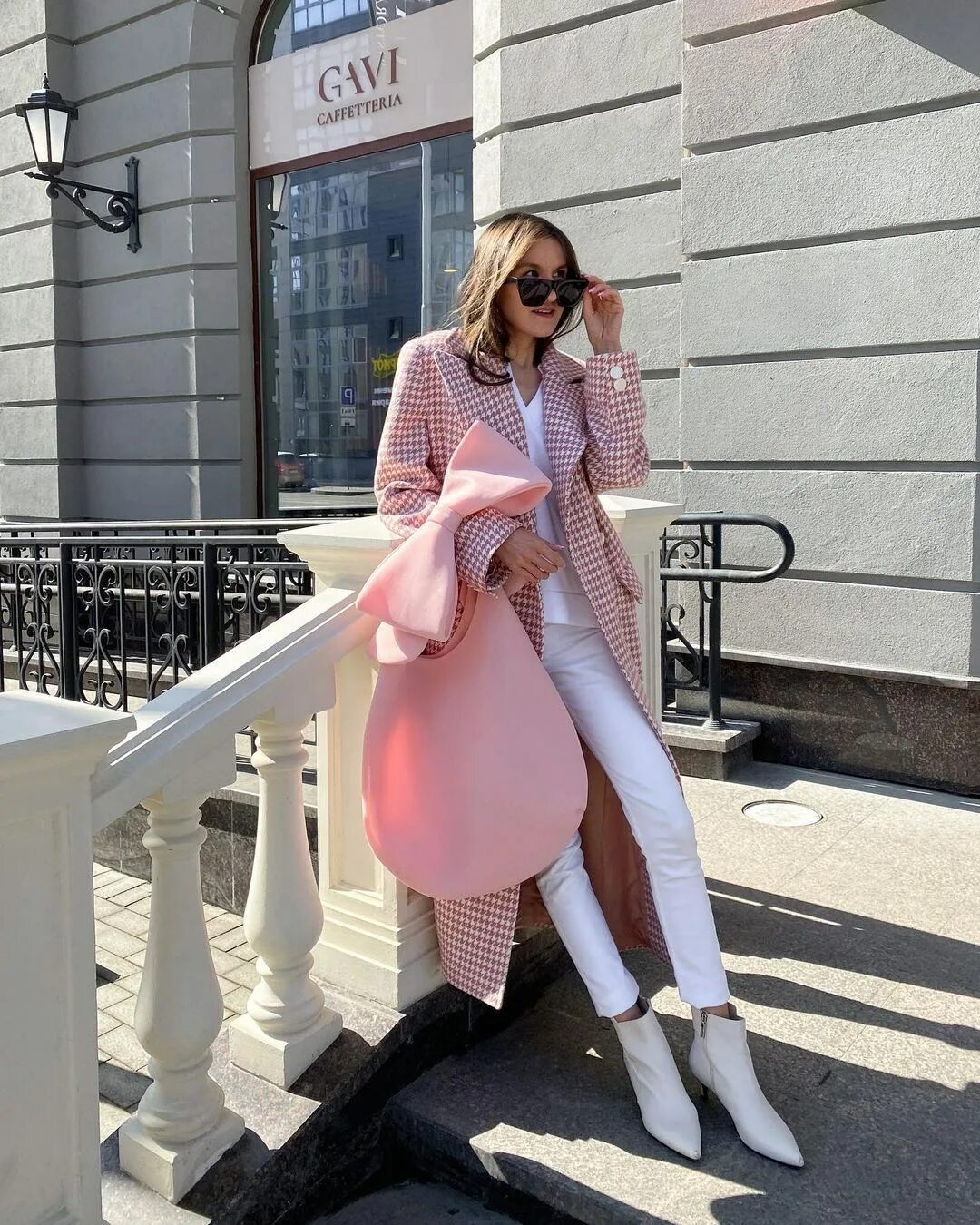 Блоггер разводящий девушек. Блогерша кристина журавлева. Образ психолога. Фото блоггеров. Блоггер разводящий девушек.