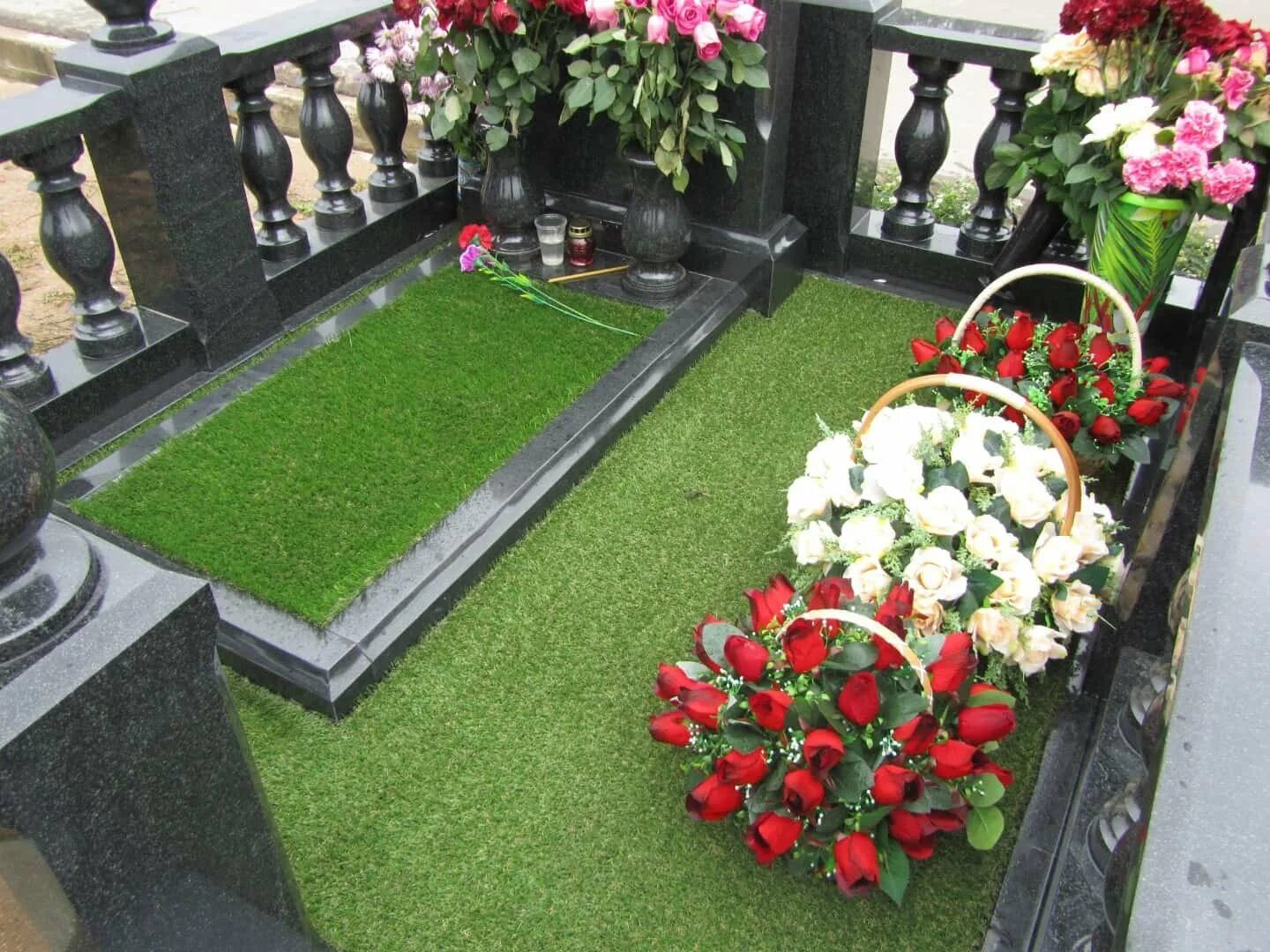 Цветы из дома на кладбище. Украшение могилы искусственными цветами. Искусственная трава на могилу. Красивые цветники на могилу. Искусственный газон.