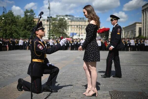 Предложение на красной площади курсантов мчс. Женщины на параде. Парад победы в твери 2023. Курсант сделал предложение на параде. Предложение на красной площади курсантов мчс.